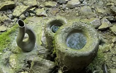  В Света Марина има съдове, в които се събира капещата лечебна вода.