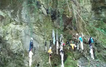  Посетителите окачват по околните дървета дрехи и парцали