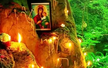 Изглед от вътрешността на пещерата