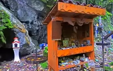  В Индипасха има и малък дървен параклис, на който всеки оставя иконата на светеца, когото почита.