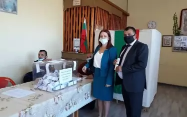  Семейство Рачеви упражни заедно правото си на глас тази неделя.