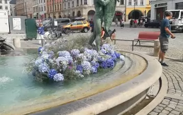  Фонтаните са основна туристиеска атракция и винаги са декорирани според сезона.