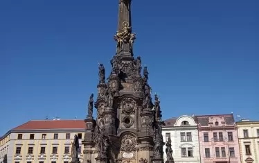  Кулата "Света Троица" доминира над централния площад.