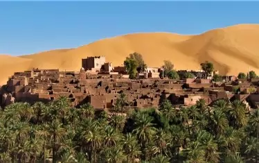  Оазис с типична сахарска архитектура 