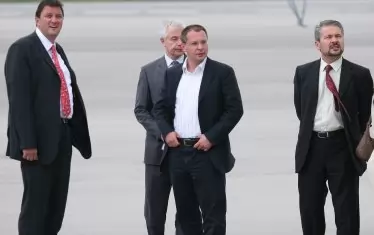 Петър Мутафчиев и Сергей Станишев на инспекция на летище София. След такива сделки правителствата не се връщат на власт, предупреждава през 2008-а министър Николай Василев.