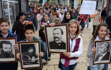 Съвсем други проблеми вълнуват младежите днес, а ние постоянно им припомняме делата на нашите възрожденци.