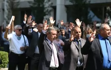 В края на съвещанието прокурорите приеха декларация, че държавата е длъжна да осигури независимостта им.