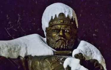 Отначало и двете очи на цар Самуил (на Александър Хайтов) светеха, а няколко месеца по-късно остана само едното. 