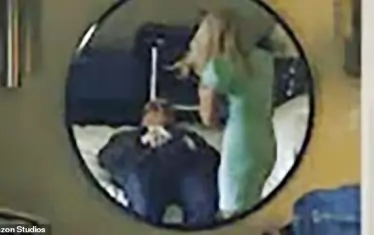 Кадър от компрометиращия епизод с Руди Джулиани.