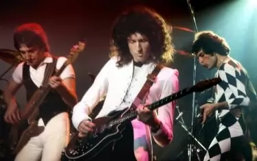  „Куийн“ с Джон Дийкън и Фреди Меркюри през 1977 г. 