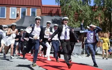  Завършване по шведски - без маски, но с ограничение за роднините - до двама на ученик.