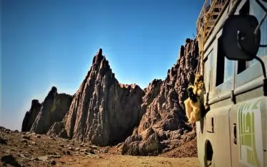  Джипът по „писта“ на планината Хогар