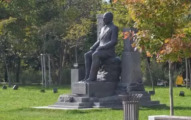 Паметникът на Симеон Радев до НДК. 