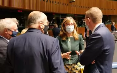  Министърът на външните работи Екатерина Захариева разговаря със свои колеги в Люксембург на 12 октомври. Четири дни по-късно белгийската й колежка съобщи, че е заразена с коронавирус.