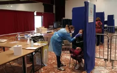 Големите държави от ЕС също са колебливи с превенцията, но страхът напоследък ги кара да търсят решения. Така например в Монпелие, Франция, проби се вземат в своеобразни изнесени лаборатории.