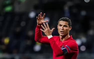 Един от тези, които вземат сайта прекалено насериозно, е звездата Кристиано Роналдо