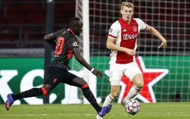 Нападателят на "Ливърпул" Садио Мане стреля към вратата на "Аякс" по време на мача в Амстердам. Именно след шут на сенегалеца Николас Таляфико си отбеляза автогол.