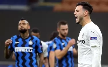 Тунизиецът Рами Бенсебаини крещи от радост, след като е реализирал дузпа за "Борусия" (Мьонхенгладбах) срещу "Интер" в Милано.