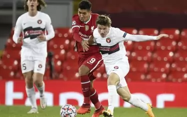 Божидар Краев (вляво) наблюдава единоборство за топката между съотборника си в "Мидтиланд" Йоел Андерсон (вдясно) и бразилската звезда на "Ливърпул" Роберто Фирмино.