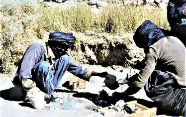  Туареги приготвят в пустинята чай „атай“