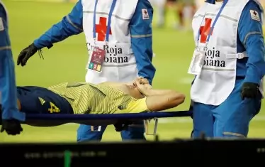  Тежко контузеният колумбиец Сантиаго Ариес е изнесен на носилка при победата над Венецуела.