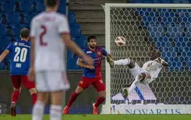 Али Соу опитва ефектна, но неефективна задна ножица пред вратата на "Базел".