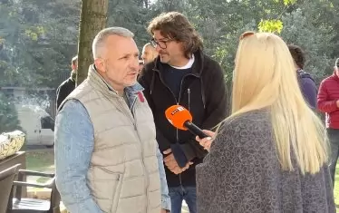 Адвокат Николай Хаджигенов дава интервю по време на протеста.