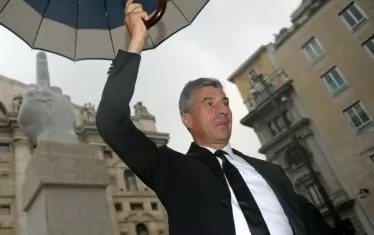 Маурицио Кателан позира пред друга своя инсталация - L.O.V.E.