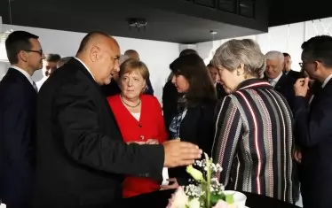  Премиерът Бойко Борисов във времето, в което обясняваше едновременно на Ангела Меркел и Тереза Мей, че е разбил всички нелегални цигарени фабрики