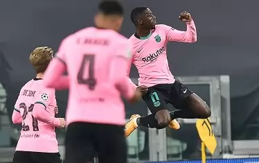 Усман Дембеле (вдясно) току що е открил резултата за "Барселона" в Торино.