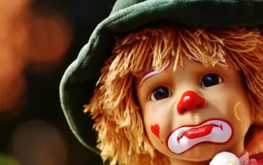 Печално герберче не знае при кого остава. 