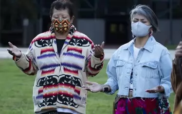  Привърженици на Тръмп се молят за здравето му пред болницата.