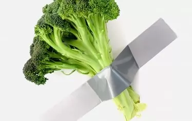 Реклама за диетата "Аткинс", която използва инсталацията на Кателан. "Ако искате да отслабнете, бъдете сигурни, че се храните с нискокалорични шедьоври".