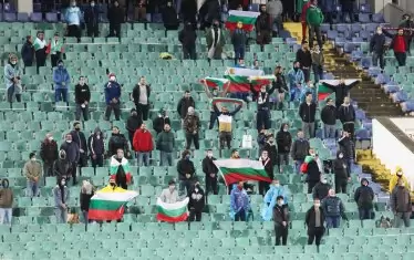 Малобройната публика по трибуните спазваше стриктно изискванията на УЕФА за социална дистанция.