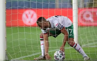 Дебютантът в мъжкия национален тим Георги Йомов ("ЦСКА-София") грабва топката след гола си в своя първи мач, но времето вече е крайно недостатъчно дори за изравняване.