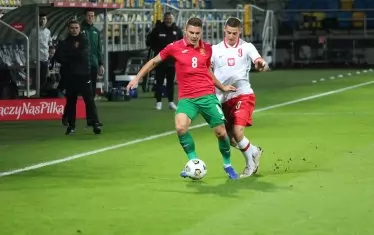  Играчът на "Левски" Илия Юруков (вляво) пази топката от поляка Патрик Климала, който е собственост на "Селтик".