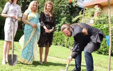 По време на прием в посолството на Индия, което се намира в район "Слатина", засажда дръвче заедно с еврокомисаря Мария Габриел, евродепутата Цветелина Пенкова и Нейно превъзходителство Пуджа Капур, посланик на Индия в България и Северна Македония.