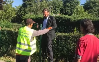  Кметът често се включва в ремонти дейности или почиствания. Тук демонтира ограда в парка "Гео Милев".