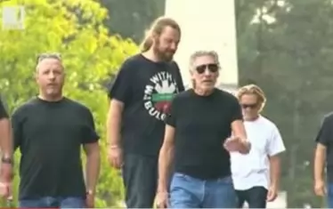 Тук Илиев следва великия Роджър Уотърс по време на посещението му на гроба на майор Томпсън в София.