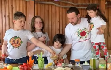 С четирите си деца.