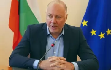 Росен Желязков се оказа безценен и много оборотен кадър на ГЕРБ и лично на Бойко Борисов, който го лансира още от времето, когато беше кмет на София. Оголи ли се важен пост, Желязков е човекът, който спасява положението.    