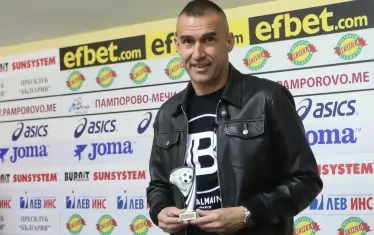Мартин Камбуров с една от многобройните си награди като "Футболист на кръга" в анкетата на "Пресклуб България".