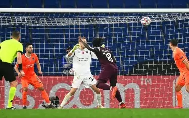 Мойс Кийн (в средата) бележи с глава първия от двата си гола срещу "Истанбул Башакшехир".