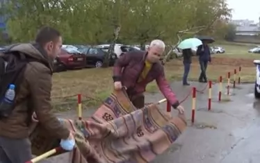 Момент от акцията с килими във Велико Търново срещу председателя на парламента.