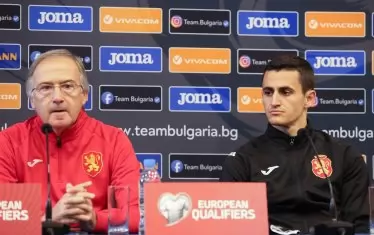 Халфът Георги Костадинов (вдясно), който не каза категорично дали ще пропусне мача с Унгария, слуша изказването на селекционера Георги Дерменджиев. 