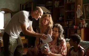 Едоардо Понти работи на снимачната площадка с именитата си майка.