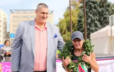 Президентът на волейболната федерация Любомир Ганев награждава победителката при жените - украинката Виктория Хапилина.