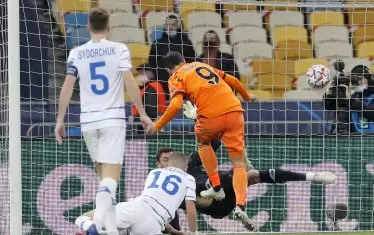 Алваро Мората (№9) бележи първия от двата си гола за "Ювентус" при гостуването в Киев.