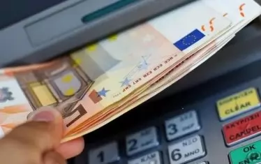Преводите от работещите в чужбина българи се стопиха с милиард 