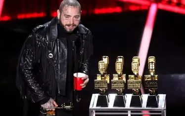 Пост Малоун с част от присъдените му статуетки.